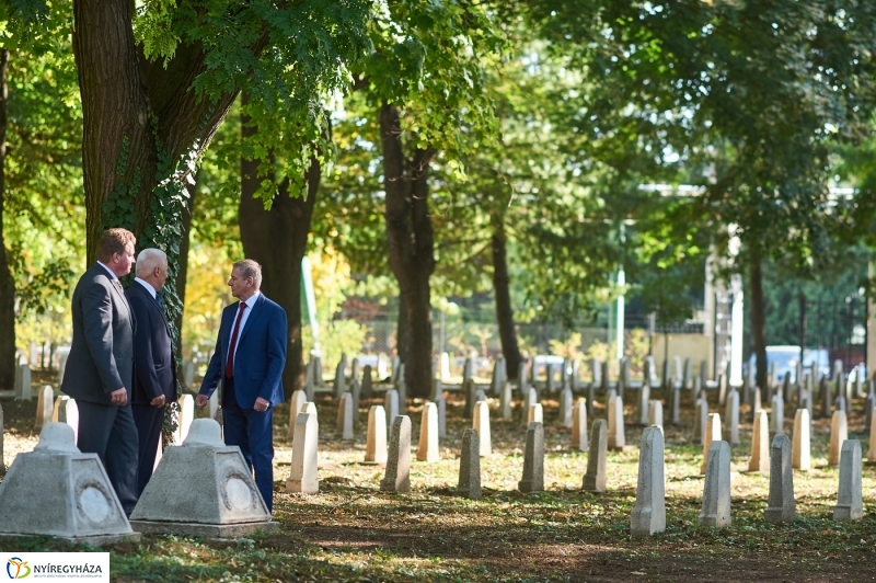 Emlékezés a Hősök temetőjében - fotó Szarka Lajos