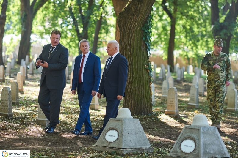 Emlékezés a Hősök temetőjében - fotó Szarka Lajos