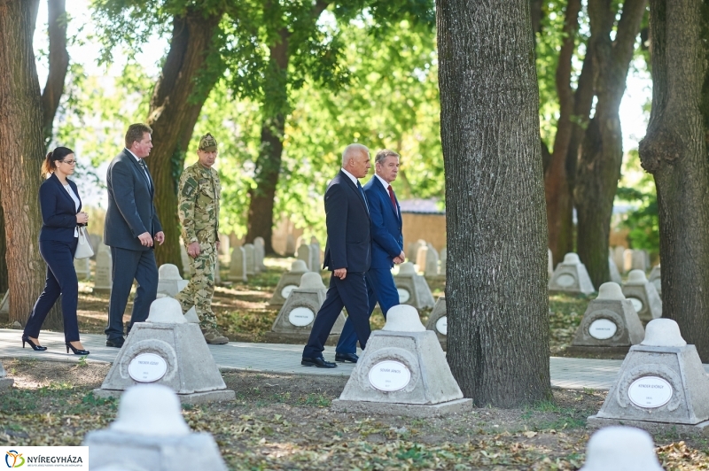 Emlékezés a Hősök temetőjében - fotó Szarka Lajos