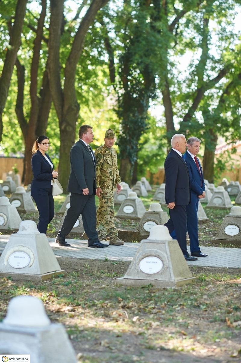 Emlékezés a Hősök temetőjében - fotó Szarka Lajos