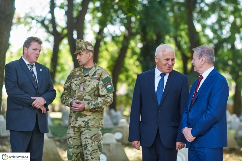 Emlékezés a Hősök temetőjében - fotó Szarka Lajos