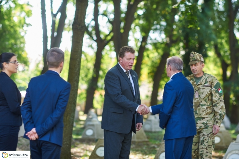 Emlékezés a Hősök temetőjében - fotó Szarka Lajos