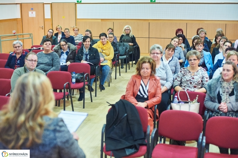 Előadás az idősellátásról - fotó Szarka Lajos