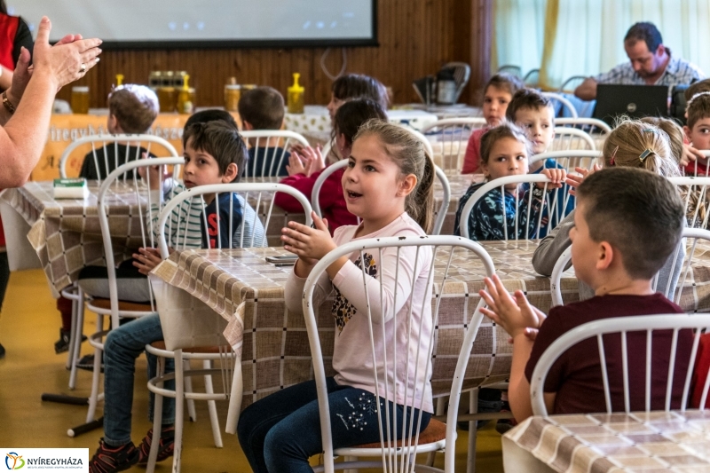 Mézes reggeli a Kertvárosi Iskolában - fotó Kohut Árpád