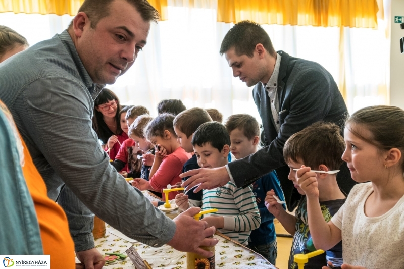 Mézes reggeli a Kertvárosi Iskolában - fotó Kohut Árpád