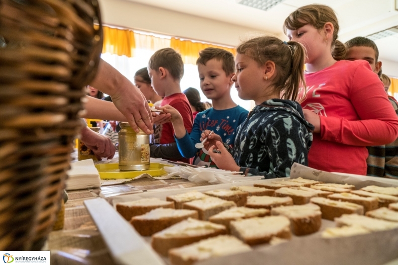 Mézes reggeli a Kertvárosi Iskolában - fotó Kohut Árpád