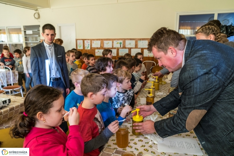 Mézes reggeli a Kertvárosi Iskolában - fotó Kohut Árpád