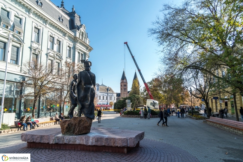 Megérkezett a karácsonyfa a Kossuth térre - fotó Kohut Árpád