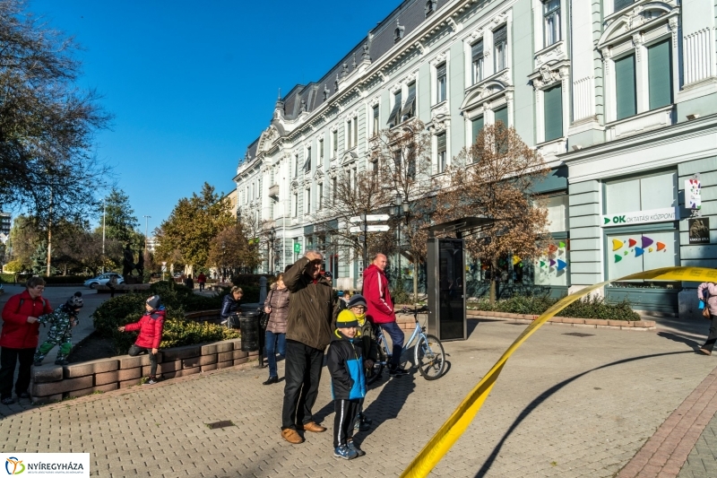 Megérkezett a karácsonyfa a Kossuth térre - fotó Kohut Árpád