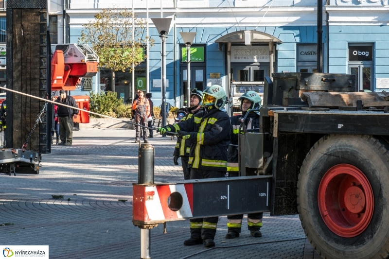 Megérkezett a karácsonyfa a Kossuth térre - fotó Kohut Árpád