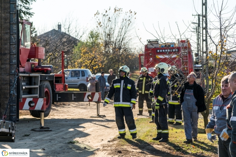 Megérkezett a karácsonyfa a Kossuth térre - fotó Kohut Árpád