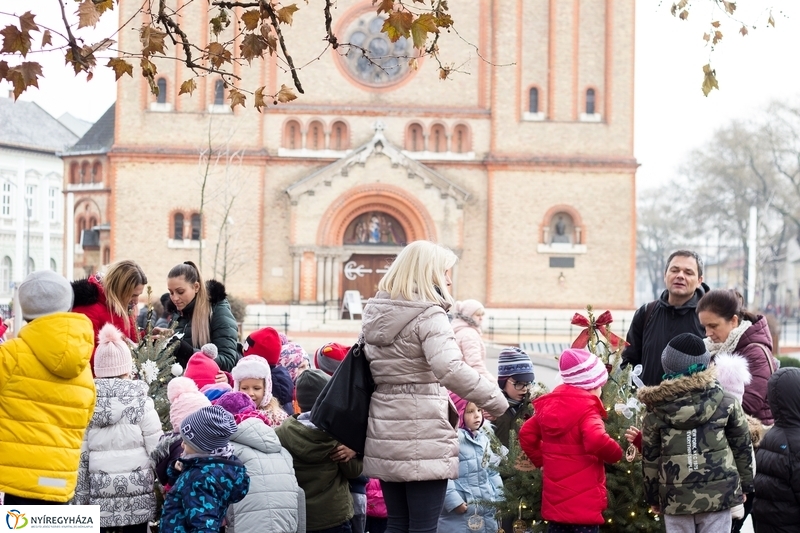 Kis karácsony sétány díszítése óvodásokkal