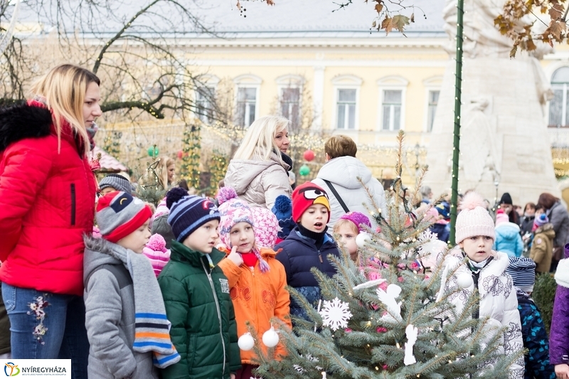 Kis karácsony sétány díszítése óvodásokkal