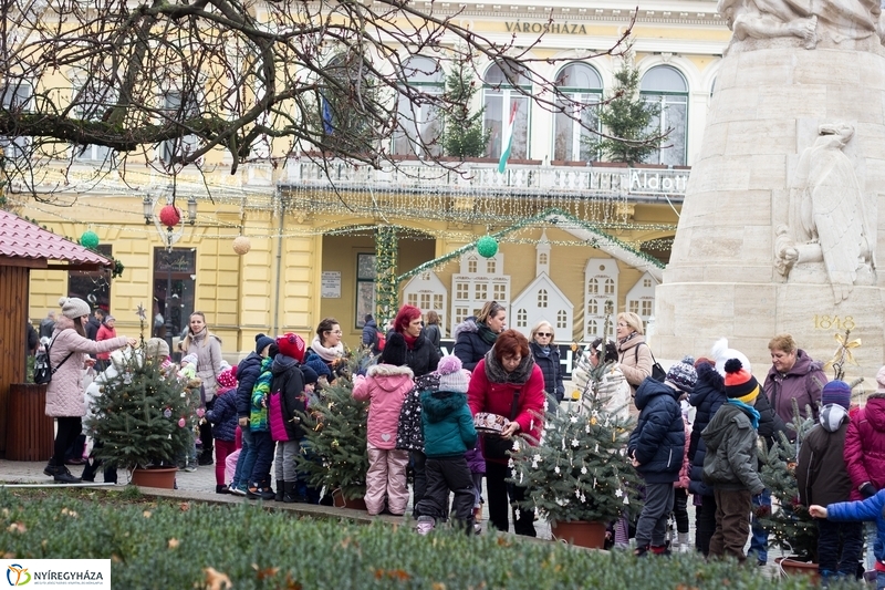 Kis karácsony sétány díszítése óvodásokkal