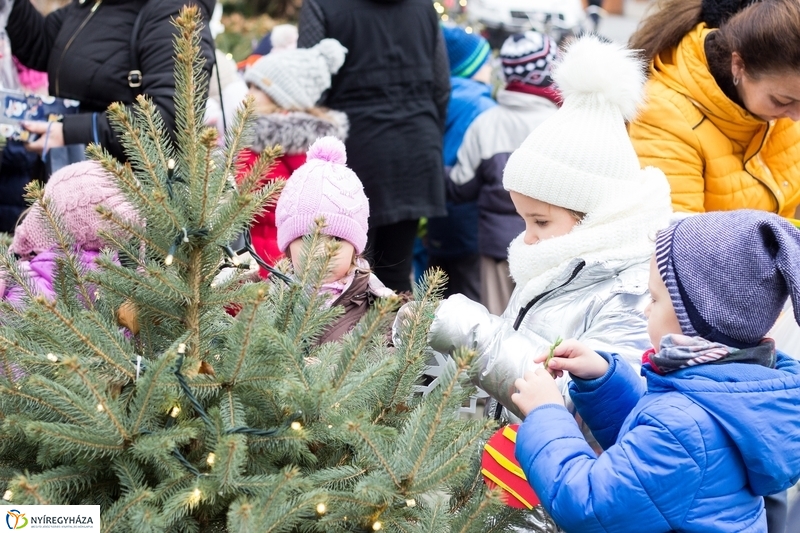 Kis karácsony sétány díszítése óvodásokkal