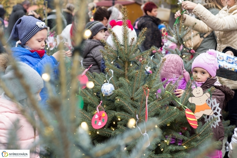 Kis karácsony sétány díszítése óvodásokkal