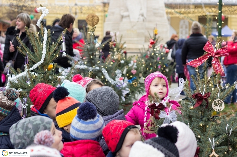 Kis karácsony sétány díszítése óvodásokkal