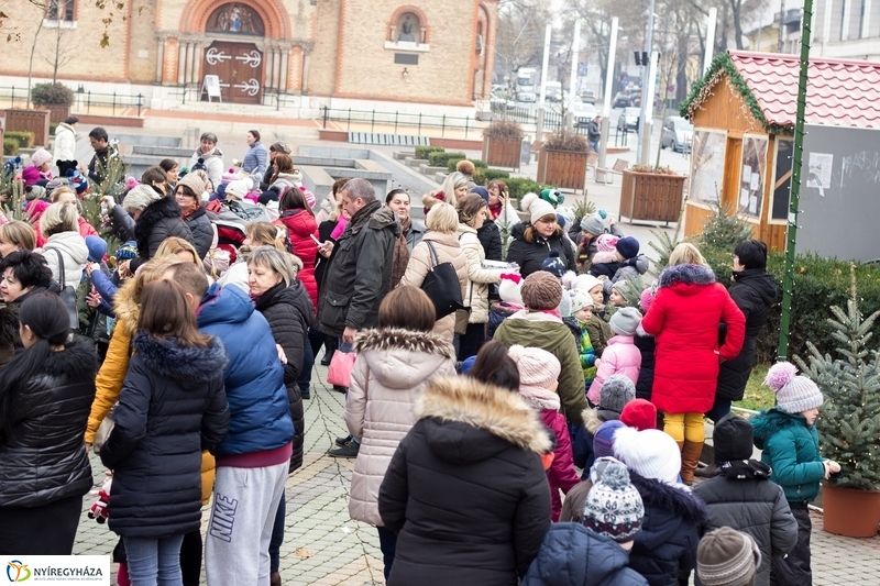 Kis karácsony sétány díszítése óvodásokkal