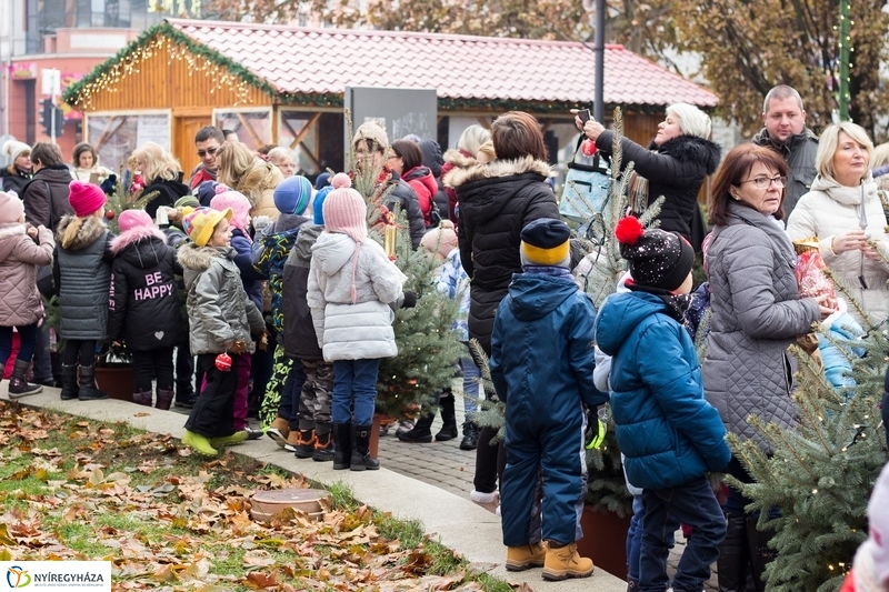 Kis karácsony sétány díszítése óvodásokkal