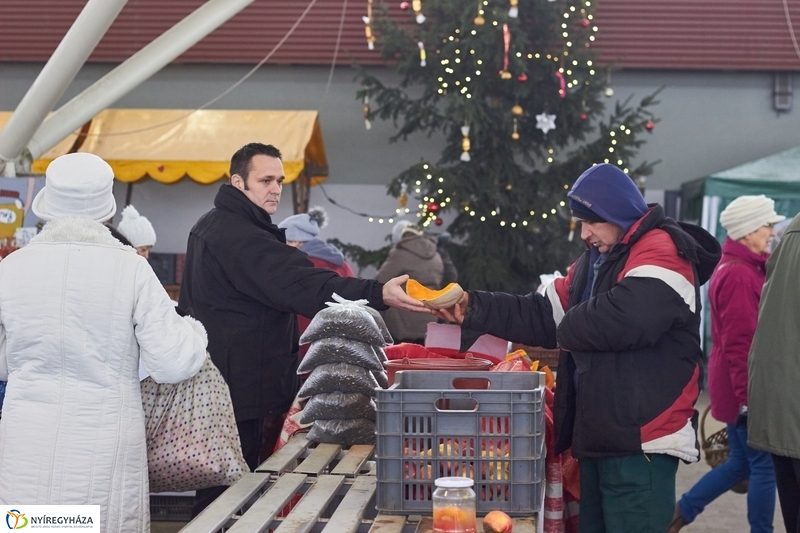 Karácsonyra készülve a Búza téri piacon