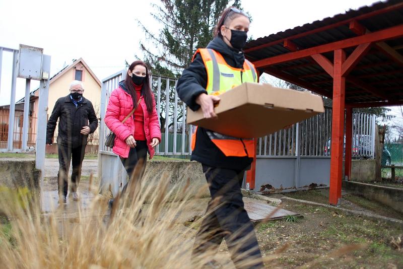 A borbányai polgárőrök adománnyal leptek meg egy családot karácsony előtt