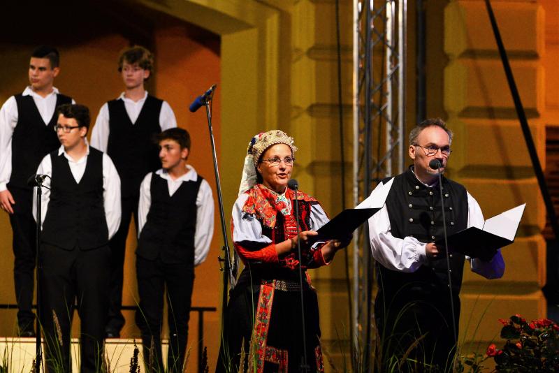 A Cantemus Nemzetközi Kórusfesztivál folklór estje a Kossuth téren