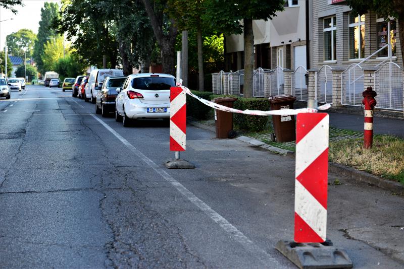 A Debreceni út  Kígyó utcai végén a parkolók szakaszosan lezárva