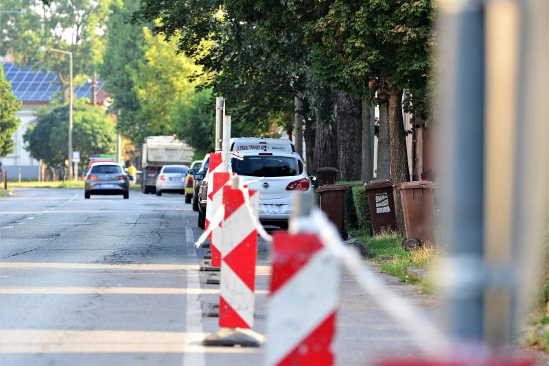 A Debreceni út  Kígyó utcai végén a parkolók szakaszosan lezárva