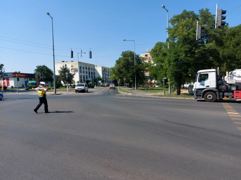 A jelzőlámpát rendőri karos irányítás váltotta fel 