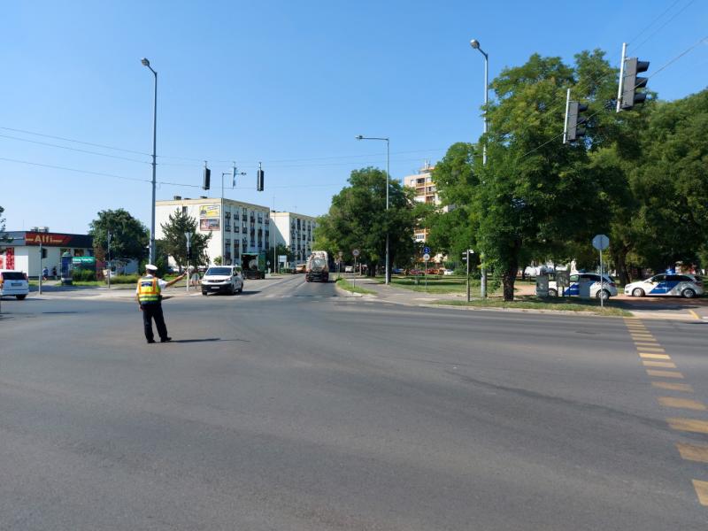 A jelzőlámpát rendőri karos irányítás váltotta fel 