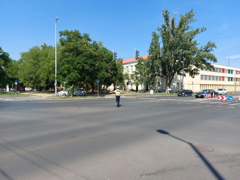 A jelzőlámpát rendőri karos irányítás váltotta fel 