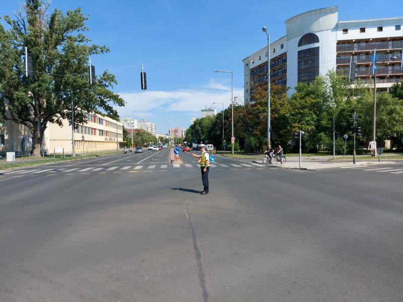 A jelzőlámpát rendőri karos irányítás váltotta fel 