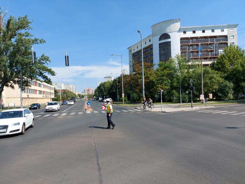 A jelzőlámpát rendőri karos irányítás váltotta fel 