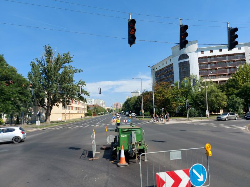 A jelzőlámpát rendőri karos irányítás váltotta fel 