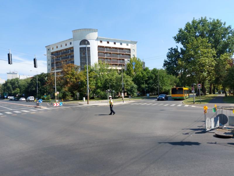 A jelzőlámpát rendőri karos irányítás váltotta fel 