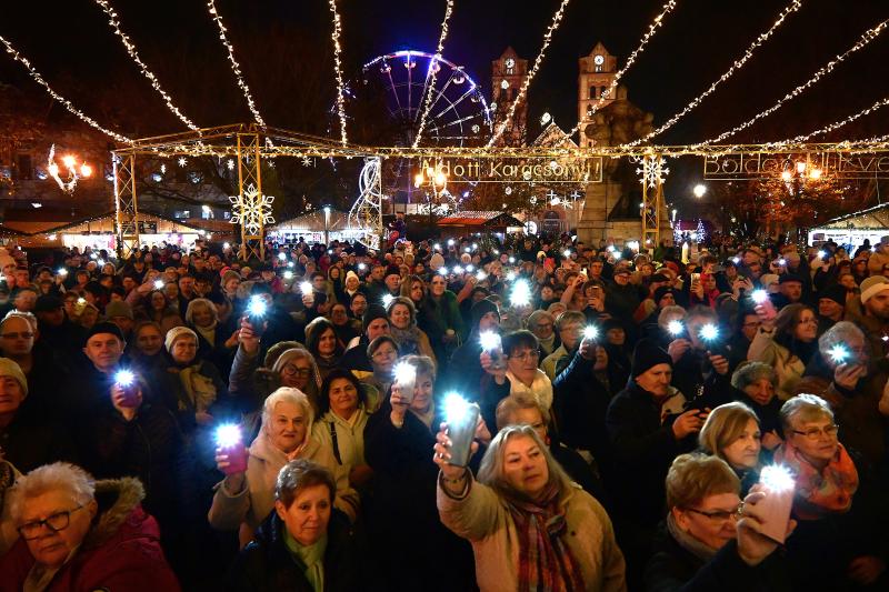 A második gyertya is ég az adventi koszorún
