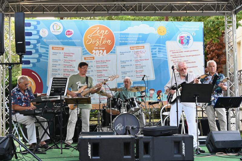 A Ret-Rock Band koncertje a Zene Sóstón programsorozat színpadán