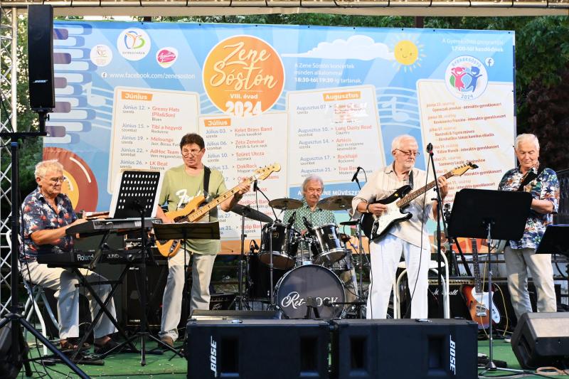 A Ret-Rock Band koncertje a Zene Sóstón programsorozat színpadán