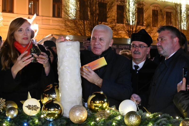 A szeretet lángja is  ég már az adventi  koszorún Nyíregyháza belvárosában