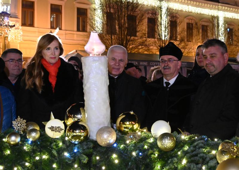 A szeretet lángja is  ég már az adventi  koszorún Nyíregyháza belvárosában