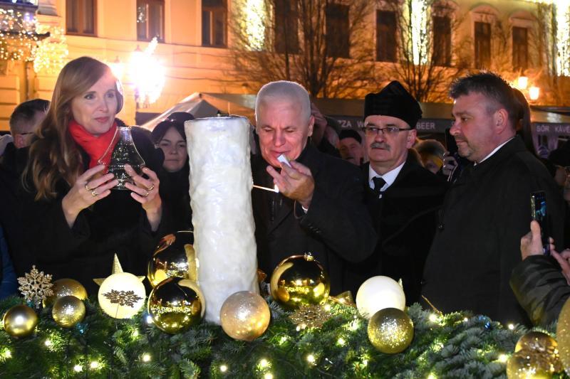 A szeretet lángja is  ég már az adventi  koszorún Nyíregyháza belvárosában