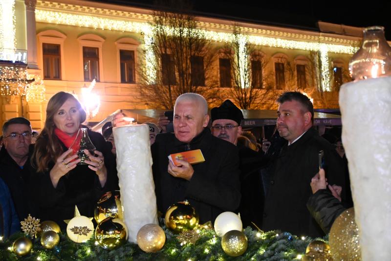 A szeretet lángja is  ég már az adventi  koszorún Nyíregyháza belvárosában