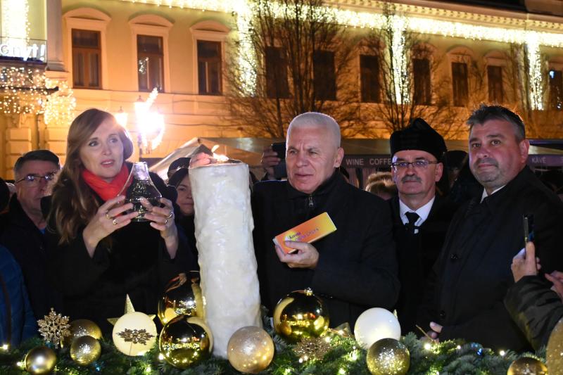 A szeretet lángja is  ég már az adventi  koszorún Nyíregyháza belvárosában