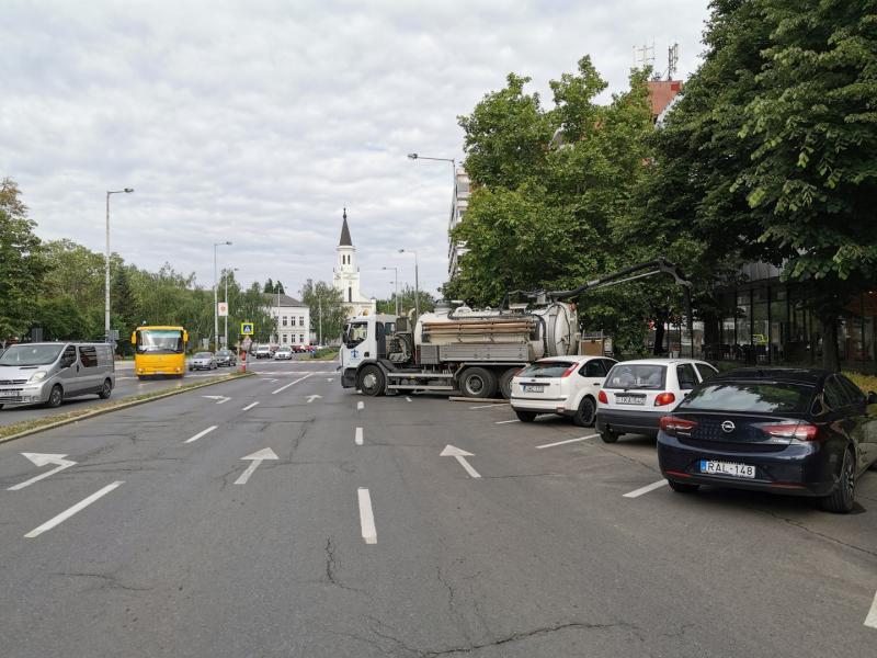 A Zrínyi Ilona utcai sávházhoz szennyvíz duguláshoz riasztották a Nyírségvíz Zrt. szakemberit