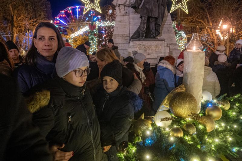 Így gyújtották meg advent második gyertyáját a Kossuth téren!