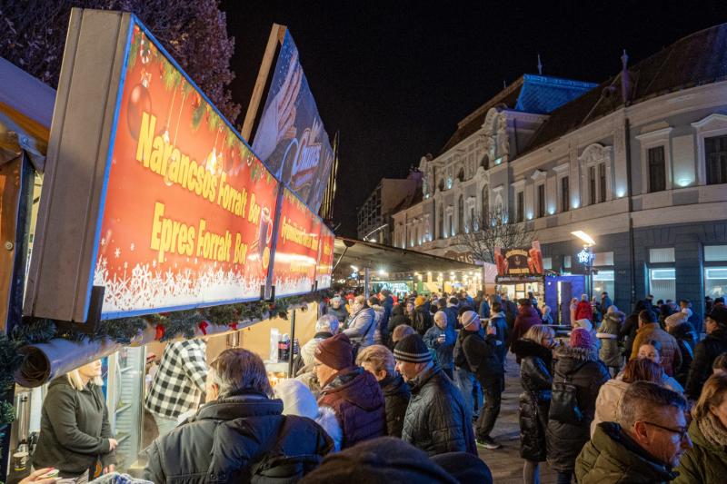 Így gyújtották meg advent második gyertyáját a Kossuth téren!