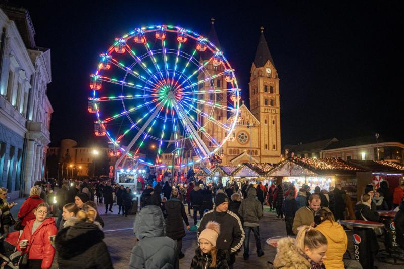 Így gyújtották meg advent második gyertyáját a Kossuth téren!