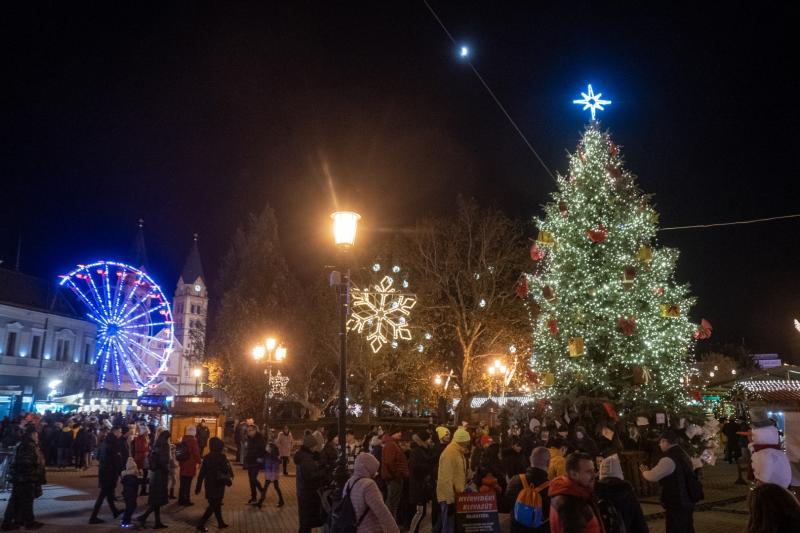 Így gyújtották meg advent második gyertyáját a Kossuth téren!