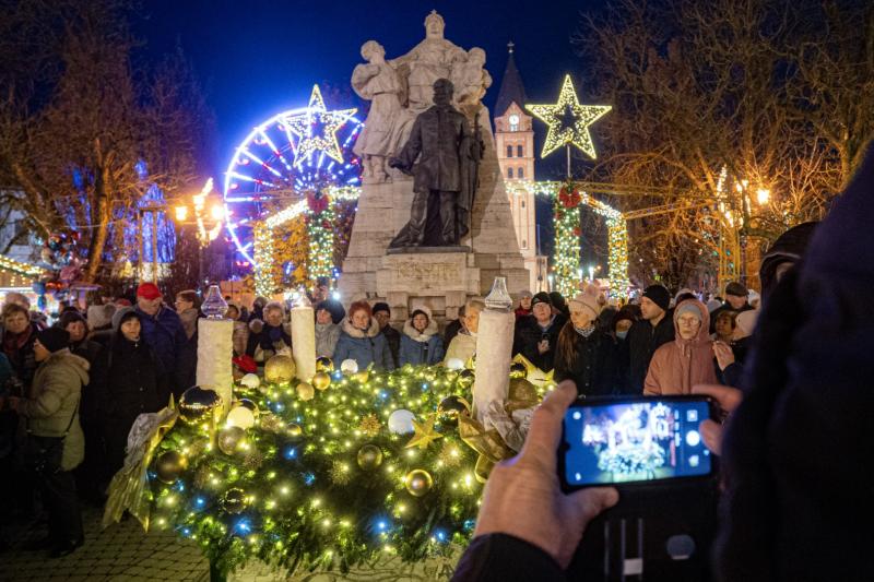 Így gyújtották meg advent második gyertyáját a Kossuth téren!