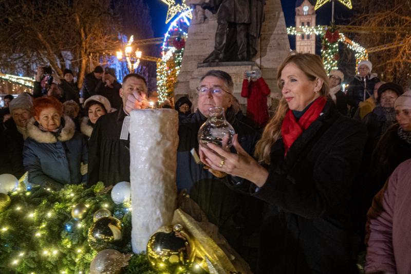 Így gyújtották meg advent második gyertyáját a Kossuth téren!